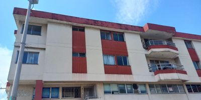 Vendo amplio apartamento en Palmira, 4 piso sin Ascensor, sala, comedor, alcoba principal con baño closet, 2 alcobas auxiliares con closet cada una, baño social con ducha, cocina semi integral, zona de oficios y amplio lavadero, alcoba de servicio con baño y balcón. Del edificio ubicación central, genera renta, consultorios, parqueaderos cerca y transporte publico. Inf Diego Vera 3218832875