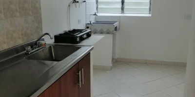 ¡Encuentra tu nuevo hogar! Apartamento luminoso y acogedor en el corazón de Envigado
Ubicado en el exclusivo barrio Trianon, a pasos de colegios, centros comerciales y transporte público, este apartamento de 70 m2 en el piso 4 está listo para que lo hagas tuyo. 
Sus 3 amplias alcobas con closets están listas para ser decoradas a tu gusto. Disfruta de una cómoda sala-comedor abierta a un balcón perfecto para las tardes de descanso. 
La cocina semi-integral, con electrodomésticos incluidos, te permitirá preparar deliciosos platos para tu familia. Además, cuenta con amplia zona de lavandería y tendedero.
Lo más destacado son sus acabados de primera: pisos en cerámica porcelanato de última generación, que le dan un toque moderno y elegante. 
Ubícate en uno de los mejores sectores de Envigado, cerca de colegios reconocidos, centros comerciales y rutas alimentadoras. 
¡No dejes pasar esta oportunidad! Visita este apartamento luminoso, con encanto y bien ubicado. El hogar que siempre soñaste 