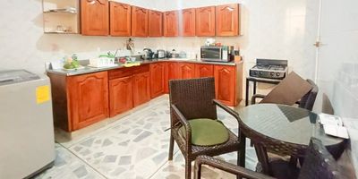 Amplia casa en el sector de estadio, cerca a la unidad deportiva Atanasio Girardot, cuenta con sala, comedor, 4 alcobas, 3 closets, cocina integral con red de gas, 3 baños cabinados, 2 patios, piso en baldosa, parqueadero sencillo cubierto, piso en baldosa, con un área de 145 mts aprox