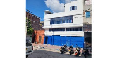 VENTA CASA COMERCIAL BARRIO OBRERO CENTRO DE CALI, ubicado en una zona de alta actividad económica y proyección, cerca a vias principales como la carrera 10, calle 21; facilidad de parqueo, ideal para acondicionar bodega de almacenamiento o industrial; en la actualidad funcionan en el primer piso dos locales comerciales de 98 m2 cada uno, más un apartamento al fondo de 80 m2. En el segundo piso tiene dos apartaestudios con dos habitaciones y dos baños que suman 133 m2.; en el tercer piso un apartaestudio con una habitación y un baño de 51 m2. En su parte posterior encontramos una zona que puede ser desarrollada según la necesidad del cliente. Medidas aproximadas del lote 10 de frente por 37 de fondo.
