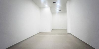 Se arrienda Local de 73 m2, en centro comercial, consta de un salón amplio, baño, puerta de vidrio, excelente ubicacion, Cómodas vías de acceso, transporte publico cercano.