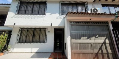 Casa  en Venta al norte de Cali. barrio Prados del Norte, realmente espectacular. Esta casa de generosas dimensiones, con medidas de 8x30, ofrece un sinfín de posibilidades gracias a sus características únicas. En la planta baja, nos recibe un garaje interno y otro externo donde caben dos carros, ademas dos habitaciones amplias que brindan comodidad y versatilidad, una sala-comedor espaciosa perfecta para reuniones familiares o con amigos, y una cocina moderna y abierta que invita a la creatividad culinaria. Además, el patio trasero es un oasis verde con plantas exuberantes y una encantadora terraza para disfrutar de momentos al aire libre. En la planta alta, nos esperan cuatro habitaciones adicionales, lo que suma un total de seis habitaciones en la casa. Tres de estas habitaciones cuentan con baño privado, ofreciendo privacidad y comodidad a los residentes o invitados. Con pocos años de ser remodelada esta propiedad se mantiene fresca y actualizada, con un total de cinco baños para m