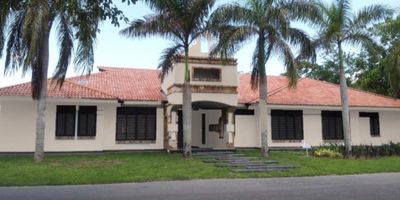 Casa en Venta en Condominio Campestre - Sector Cairo, Villavicencio

Ubicación: Una de las zonas más exclusivas de Villavicencio, departamento del Meta.

Características de la Propiedad:


 Área Total: 2,140 m² (lote)
 Construcción: 800 m²
 Casa: 450 m²
 Garaje y Piscina: 350 m²


Distribución Interior:


 Alcobas: 4 amplias alcobas, cada una con baño privado y armarios empotrados.
 Baños: Incluye un baño auxiliar.
 Zona de Estudio: Espacio ideal para trabajar o estudiar.
 Cocina Integral: Equipamiento completo y acabados de alta calidad, con zona de lavandería.
 Servicios: Gas domiciliario, acceso a agua y electricidad, aire acondicionado.


Características Externas:


 Acceso: Pavimentado, con circuito cerrado de televisión y vigilancia.
 Garajes: 2 y parqueadero para visitantes.
 Urbanización: Cerrada, asegurando tranquilidad y privacidad.


Zona Social:


 Piscina: Perfecta para disfrutar en días calurosos.
 Zonas Deportivas: Espacios para mantenerse activo.
 Áreas Verdes: Parques cercanos para disfrutar al aire libre.
 Transporte Público: Fácil acceso a diferentes puntos de la ciudad.


Estilo de Vida: Esta casa ofrece un estilo de vida exclusivo y tranquilo en un entorno campestre, ideal para quienes desean disfrutar de la naturaleza sin alejarse de la ciudad. La ubicación interior garantiza privacidad y tranquilidad.
