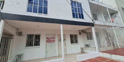 Se arrienda apartamento dúplex de 90 m2, consta en el primer piso consta de: terraza, sala, comedor, cocina tradicional,  patio, en el segundo piso tiene escaleras, dos alcobas, closet, un baño y balcón con vista a via principal; excelente ubicación en zona residencial y comercial, fácil acceso, transporte público cercano.