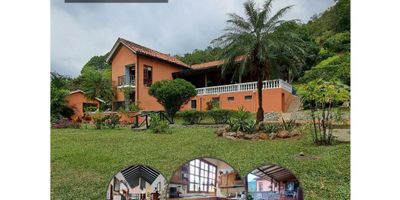 Se vende casa campestre al sur de Cali. la casa consta de 4 habitaciones con baño, baño social, cocina integral, cocina auxiliar, cuarto de empleadas con baño, zona de lavado, sala comedor, sala de tv o estudio, terraza amplia. Además la casa tiene piscina, 8 parqueaderos, árboles frutales.

El Conjunto cuenta con cancha de baloncesto, piscina, cancha de tenis, cancha de voley playa, gimnasio, zonas verdes para senderismos, chorrera, lago, salón social y paruqe infantil.

Informes Fernando Ángel 3137040493 - Liliana Tovar 320 4882091

 

 
