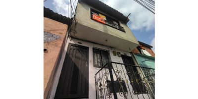 Casa ubicada en el sector Buenos Aires parte baja, cerca al Federico Ozanam, cerca a restaurantes, D1, excelentes rutas de transporte público, gran oferta de comercio, servicios  y educación en los alrededores. 
Ubicado en el segundo piso al cual ingresas por escaleras, cuenta con sala y  comedor,  cocina integral, patio con zona de ropas, 3 habitaciones con clóset, baño social, y su plus es la terraza semi cubierta. Casa ideal para familias númerosas o que en su futuro deseen ampliarse. Te acompañamos a encontrar tu hogar ideal, llámanos!
