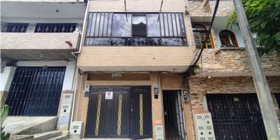 ¿ Por qué este Apartamento en  Barrio las Palmas es una Gran Oportunidad de vivir o Invertir?

Ubicado en la zona centro oriente de Medellín, Queda a 5 minutos del centro de la ciudad,cerca  al cementerio san Lorenzo , torres de  bombona,   y un sin número de supermercados y tiendas, las cuales suplen las necesidades de los habitantes del sector.

 Este apartamento en segundo piso tiene garaje interno y externo para guardar el vehiculo y allí encontraras las escaleras de ingreso al apartamento el cual tiene un área de 228 m² que brinda comodidad y amplitud,el  ambiente social tiene sala con ventanal amplio, continuamos con el pasillo donde encontraras habitación principal con clóset de pared a pared, una habitación auxiliar con clóset, un baño social con lavamanos externo, al continuar con el recorrido encontramos un baño con bañera, a mano izquierda encontramos la cocina  semi integral con espacios para guardar tus enseres y red de gas, comedor, luego encontraremos otra habitación auxiliar con clóset, patio cubierto con teja, escaleras  para ingresar al cuarto útil.y a la terraza, la cual es descubierta, tiene servicio sanitario,dos salónes amplios y balcón. 

Datos de interes: Piso en ceramica, red de gas, calentador de gas, Estrato 3 

Proceso de venta que aplica de contado o mediante Crédito Hipotecario.

Escuchamos tus ofertas, ¡Así que anímate, llámanos!.
