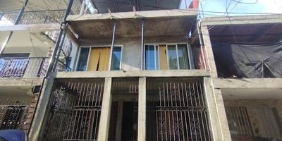 VENDO  CASA al oriente de la ciudad Barrio Compartir,  casa de tres pisos  unifamiliar, ubicada sobre pasaje, Dos  pisos están construidos en obra gris , cuenta en el primer piso con sala comedor amplia, una habitación y zona de oficios. segundo piso dos habitaciones y un baño, tercer piso terraza techada ya lista para construir,  Toda la casa se encuentra en obra gris.  gran oportunidad para inversión.   casa cerca a colegios, supermercados .                                                                                                                                                                                                                           De frente 6 y fondo 10 Cada piso de 60 metros Cuadros . PRECIO FIJO.