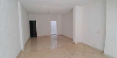 Este local comercial de 65 metros cuadrados, ubicado en el sector Centro de Medellín, cerca de las Torres de Bomboná, es ideal para emprendedores que buscan un espacio bien ubicado y funcional. El local cuenta con energía normal y una puerta tipo persiana, lo que garantiza seguridad y fácil acceso. El piso en cerámica asegura durabilidad y facilidad de mantenimiento, ideal para diversos tipos de negocios.

Aunque no dispone de cocina, baños, red de gas ni servicios adicionales como terraza, portería, ascensor o parqueadero, su ubicación estratégica en una zona comercial activa lo convierte en una excelente opción para establecer tu negocio y atraer una clientela constante.

Este local es una oportunidad perfecta para quienes buscan iniciar o expandir su negocio en un área concurrida de Medellín. ¡Agenda tu visita y conoce más de este espacio comercial! Código (L4053)