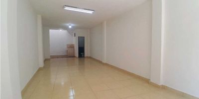 Este local comercial de 65 metros cuadrados, ubicado en el corazón del Centro de Medellín, cerca de las Torres de Bomboná, es una excelente opción para emprendedores que buscan un espacio práctico y funcional. Equipado con energía normal y una puerta tipo persiana, este local ofrece seguridad y accesibilidad para cualquier tipo de negocio. El piso en cerámica es ideal para mantener un espacio limpio y ordenado, adaptándose a múltiples usos comerciales.

Aunque no dispone de cocina, baños ni red de gas, y carece de servicios adicionales como terraza, portería, ascensor o parqueadero, su ubicación estratégica en una zona comercial de alta afluencia lo convierte en una gran oportunidad para quienes buscan establecer o expandir su negocio en una zona concurrida de Medellín.

Este local es una excelente opción para quienes buscan visibilidad y acceso en el vibrante entorno comercial del centro de la ciudad. ¡Agenda tu visita y descubre el potencial de este espacio para tu negocio! Código (L4054)