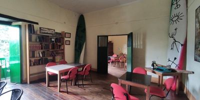 Casa para la venta en Barichara , Santander, tiene 3 locales independientes cada uno de 30 m2 aproximadamente, energía monofásica, acueducto y alcantarillado independientes para cada local, 3 grandes balcones, 6 salones , 2 estudios , 8 baños, patio, bodega, sótano de maquinas, excelente inversión para recibir renta ( se reciben en propiedades en Santander hasta el 50% del valor).