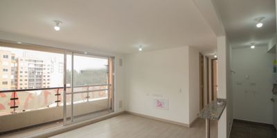 En Mosquera Cundinamarca, se encuentra este encantador apartamento con vista interior  consta de 3 habitaciones con closet y 2 baños, sala comedor , cocina integral a gas zona de lavandería  con una distribución inteligente que maximiza cada uno de sus 52.26 metros cuadrados. Con un diseño moderno y funcional, este espacio ofrece comodidad y estilo en cada rincón. Cuenta con garaje  el conjunto cuenta con zonas verdes, y en construcción de un área de gimnasio y piscina .  La luminosidad de sus ambientes y la calidad de sus acabados crean un ambiente acogedor y sofisticado. Vive la experiencia de un hogar único en este exclusivo apartamento. ¡Bienvenido a tu nuevo hogar!