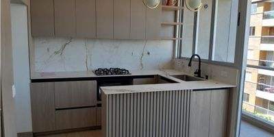 Este hermoso apartamento ubicado en La Ceja, Antioquia, es una oportunidad única para disfrutar de un estilo de vida cómodo y acogedor. Con un área construida de 67 M2, cuenta con espacio suficiente para adaptarse a tus necesidades y gustos.

Con sus 3 alcobas y 3 baños, este apartamento es perfecto para una familia o para aquellos que buscan tener un espacio extra para sus invitados o para trabajar desde casa. Además, el apartamento cuenta con 1 garaje, lo que te brinda la comodidad de tener tu vehículo siempre cerca y protegido.

No solo su ubicación en La Ceja es privilegiada, sino que también cuenta con características internas que te encantarán. Desde armarios empotrados y suelos de cerámica/mármol, hasta un balcón con una vista panorámica, este apartamento está diseñado para hacerte sentir en casa. Cada detalle ha sido cuidadosamente pensado para brindarte el máximo confort.

De igual forma, el apartamento cuenta con una cocina integral y una barra estilo americano, perfectas para disfrutar de tus comidas y reuniones familiares. Además, cuenta con servicios básicos de agua y electricidad, y también incluye un calentador para esos días fríos. Su zona de lavandería y amplios clósets también son un plus en cuanto a funcionalidad y organización.

La comodidad y seguridad no solo se encuentran dentro del apartamento, sino también fuera de él. El acceso pavimentado, la cercanía al transporte público y su ubicación en una zona residencial y familiar, son características que hacen de este apartamento una opción ideal. Además, la urbanización cerrada cuenta con ascensor, vigilancia y una portería/recepción para tu tranquilidad.

Sus áreas sociales, como un salón comunal, zona infantil y zonas verdes, te permitirán disfrutar de momentos de esparcimiento dentro de la urbanización, mientras que su cercanía a la zona urbana te permite acceder a una amplia oferta de servicios y comercios. 

Aprovecha está oportunidad de tener el 