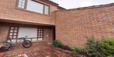 Codigo 17978. ¡Descubre tu nuevo hogar en uno de los conjuntos más exclusivos del sector! Esta espectacular casa de 3 niveles, rodeada de extensas áreas verdes, ofrece espacios generosos y acabados de lujo que te cautivarán.En el primer nivel, disfruta de una amplia zona social con sala y comedor independientes, un estudio privado ideal para trabajar desde casa, un elegante baño social, una cocina integral de alto nivel, zona de lavandería independiente, cuarto y baño de servicio, y un encantador patio.El segundo nivel alberga dos espaciosas y luminosas habitaciones auxiliares que comparten un moderno baño. Además, la alcoba principal cuenta con baño privado remodelado y un amplio walk-in closet.En el tercer nivel, encontrarás un versátil espacio que puede funcionar como estudio o una cuarta habitación, junto con dos bodegas para almacenamiento adicional.La propiedad incluye dos garajes privados y el conjunto residencial cuenta con vigilancia 24/7, lo que garantiza tu seguridad y tranquilidad. Además, disfrutarás de amenidades excepcionales, como zonas verdes, área infantil, zona BBQ, canchas de tenis, fútbol, baloncesto y un salón social para reuniones.¡Vive rodeado de naturaleza y lujo en esta increíble vivienda!