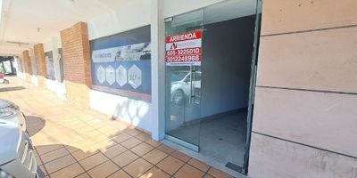 Se arrienda local comercial de 113 m2, cuenta con modulos de oficinas compartidas, modulos de oficinas individuales, dos baños independientes para mujeres y hombres, cocina integral, area de bodega, iluminación natural, parqueadero vehicular, vigilancia 24 horas; 7 dias a la semana, circuito cerrado de televisión, demarcacion y señalizacion de accesos peatonales y vehiculares, cerca de centro empresariales e industrial, transporte público cercano, sobre la Vía 40.