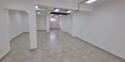 Amplio local  en av. Circunvalar, excelente zona comercial, cuenta con 140 m2, 2baños y gas domiciliario.