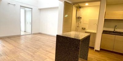 Apartaestudio moderno,  amplio e iluminado, cuenta con una alcoba, 1 clóset, baño, calentador, sala comedor, cocina integral, gas natural, suelos en cerámica, zona de ropas.

El edificio cuenta con ascensor, gimnasio, parq. cubierto, ubicado sobre vía principal, zona comercial y residencial, garaje para moto.
