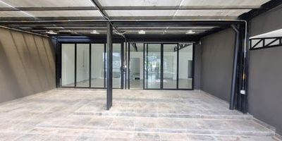 Amplio local  en  la avenida Circunvalar, excelente zona comercial, cuenta con 490 m2,  4 baños, gas domiciliario