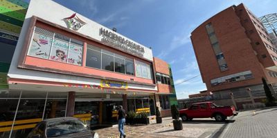 ¡Inversión Ideal en Consultorio en Venta en Tunja!

ATOS Inmobiliaria te presenta una excelente oportunidad de inversión con un consultorio ubicado en el Centro Comercial Casa Vieja, al norte de la ciudad, a pocos pasos de la Clínica Medilaser. Este consultorio, con una superficie de 20 m², está equipado con un baño privado para mayor comodidad de tus futuros pacientes.

Características del Consultorio:

Área de 20 m².
Baño privado.
Parqueadero y depósito incluidos.
Ubicado en una zona estratégica, cerca de un importante centro médico.
Este consultorio, actualmente arrendado, representa una inversión atractiva con ingresos desde el primer día. Su ubicación en una zona concurrida y cercana a la Clínica Medilaser lo convierte en la opción ideal para profesionales de la salud que buscan establecerse en un lugar privilegiado.

No dejes pasar esta oportunidad única de adquirir un consultorio en una ubicación excepcional. Contáctanos en ATOS Inmobiliaria para más detalles.