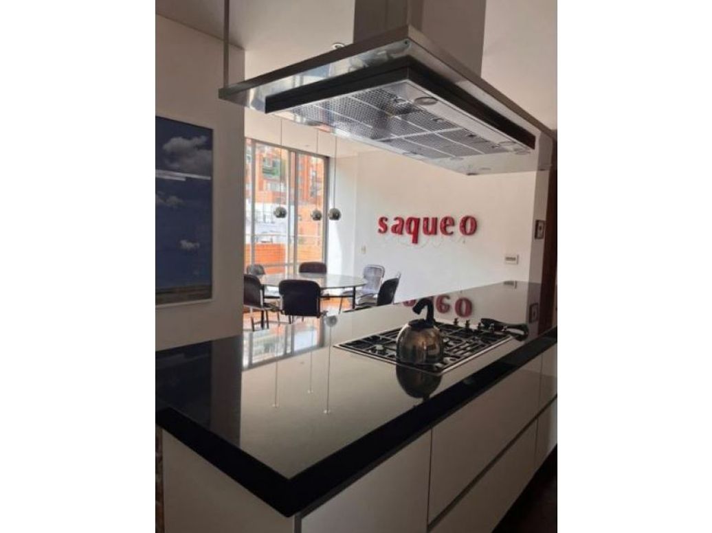Apartamento de 3 alcobas en venta en Los Rosales, Bogotá, 242 m² · foto 3 de 16