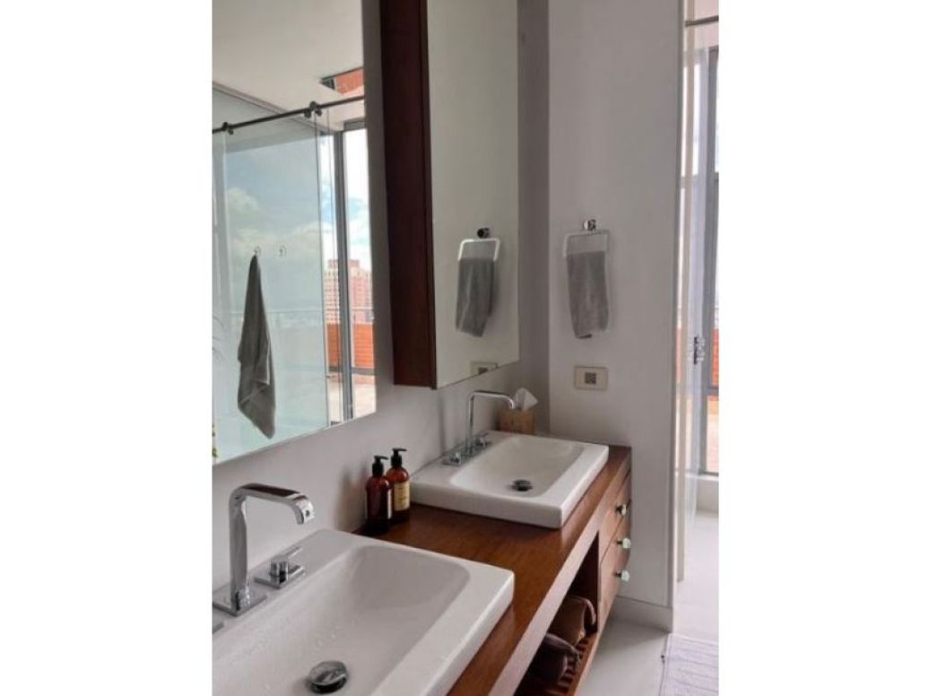 Apartamento de 3 alcobas en venta en Los Rosales, Bogotá, 242 m² · foto 12 de 16