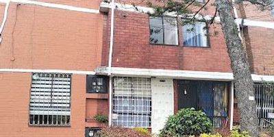 Casa de  tres  niveles, ubicada   en el noroccidente de  Bogotá, barrio gran granada,  el primer nivel cuenta con  sala comedor , cocina integral , un baño  y patio, segundo nivel, dos  alcobas  con  closet, un  baño  y cocina tradicional,  en el tercer nivel,  dos   alcobas  y un  baño, vias  cercanas  de  acceso  como la calle 80  y  calle 72, cerca  a Exito de  occidente, al Conjunto Residencial  Montecarlo.