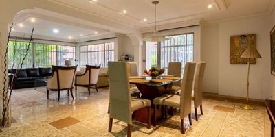 Apartamento exterior en venta cerca a transporte publico, restaurante, via principal, centro comercial, parque y servicios complementarios. Piso en ceramica, puerta de seguridad, sala comedor, 3 alcobas con baño en cada una, tina, cocina integral cerrada tipo americano, alcoba y baño de servicio, balcon y parqueaderos paralelos cubiertos). Edificio con ascensor, citofonia, vigilancia 12 hrs, alarma y circuito cerrado de tv.  *Inmuebles sujetos a verificación de disponibilidad.*
