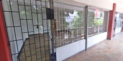 Local comercial de 46 m2 en segundo piso, consta de un salón principal, un baño, caja de aire, cielo raso plafón pintado con lámparas, excelente ubicación barrio Centro.