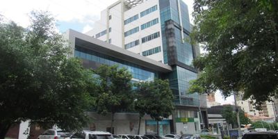 Moderna oficina disponible para arriendo en mole empresarial.

Esta complejo de oficinas comparte servicios del orden consultorios médicos, empresas de obras civiles, entidades de servicios de seguros,etc...
área de lobby con recepción general,ingreso con terjetas magnéticas a parqiueadero y al ingreso de personal,moderna fachada.Planta eléctrica.
parqueadero en bahía para clientes,en sotano para inquilinos,área de parqueo de motos.