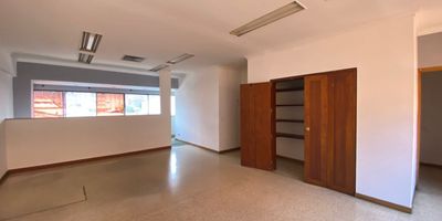 Ubicada en la vibrante zona de Guayabal, esta oficina se presenta como una opcion estrategica para cualquier empresa que busque establecerse en un area en constante crecimiento. La ubicacion ofrece facil acceso a importantes vias de transporte, lo que facilita la llegada de empleados y clientes. En sus alrededores, encontraran una amplia variedad de servicios, como restaurantes, cafeterias y tiendas, ideales para almuerzos de trabajo o reuniones informales. Ademas, la cercania a parques y espacios recreativos proporciona un respiro del ambiente laboral, promoviendo un equilibrio saludable entre trabajo y vida personal. Este entorno dinamico no solo potencia la productividad, sino que tambien favorece la creacion de redes y colaboraciones, convirtiendo a esta oficina en el lugar perfecto para el crecimiento empresarial.