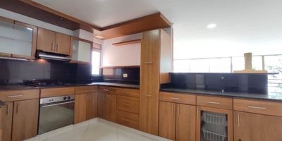 ¡Descubre tu nuevo hogar en el exclusivo sector Aves María, Sabaneta! Esta hermosa y amplia casa de 430 m² (342 m² construidos)&nbsp;está estratégicamente ubicada cerca del centro comercial Aves María, con fácil acceso a todo lo que necesitas.
Con tres&nbsp;habitaciones más una de servicio, siete&nbsp;baños, un closet, tres vestieres, biblioteca/estudio, sala-comedor, cocina integral y cocineta, ofrece todo el espacio y confort que buscas. Además, disfruta de su patio con zona de ropas, balcón, zona verde, y espacio para 3 carros.
Ubicada en una unidad cerrada con portería 24/7, salón social, juegos infantiles, zonas verdes y piscina, ¡lo tiene todo!
¡No dejes pasar esta oportunidad única! Contáctanos al 3012021300 y agenda tu visita hoy mismo.