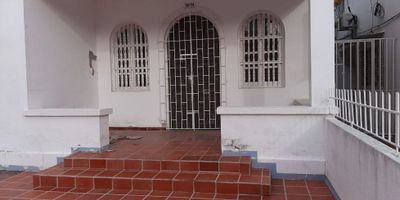 Te presentamos esta hermosa casa comercial en venta ubicada en la hermosa ciudad de Cartagena de Indias, en el departamento de Bolívar. Con una amplia área de terreno de 580 M2 y una construcción de 300 M2, esta casa es ideal para aquellos que buscan espacio y comodidad para negocio.

Su excelente ubicación permite un acceso pavimentado y fácil a través de vías principales, lo que facilita la movilidad en la ciudad. Cerca de la casa se encuentran diversos centros comerciales, donde podrás encontrar todo tipo de tiendas y servicios para tus compras y entretenimiento.

Para disfrutar del aire libre, esta casa también cuenta con la cercanía a parques y zonas verdes donde podrás disfrutar de la naturaleza y realizar actividades al aire libre con tu familia y amigos. Además, se encuentra cerca de transporte público, para facilitar tus desplazamientos por la ciudad.

En resumen, esta casa es una excelente opción para aquellos que buscan espacio, comodidad, seguridad y una ubicación privilegiada en la hermosa ciudad de Cartagena de Indias. No pierdas la oportunidad de adquirir esta propiedad y hacer realidad el sueño de vivir en una de las ciudades más hermosas de Colombia.
