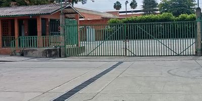 Bodega estratégicamente ubicada en el parque industrial y comercial del Cauca, con acceso privilegiado a las principales rutas de transporte y logística. Aunque no cuenta con beneficios fiscales y aduaneros de zona franca, se destaca por su ubicación y alta funcionalidad, proporcionando soluciones logísticas óptimas para su negocio. Con un amplio espacio de almacenamiento, ideal para diversas necesidades industriales y comerciales. Área total: 1,104 m² con cocineta, baños con ducha y vestier en el primer piso. Mezzanine de 126 m², ideal para distribución de puestos de trabajo, gerencia, sala de reuniones y tres baños. Cubierta con aislante térmico, transformador 225 kVA trifásico, transformador de corriente 510/5 AMP clase 0,5 S. Estructuras de alta calidad, garantizan un entorno seguro y funcional. Incluye vigilancia 24/7 y controles de acceso estrictos. Una excelente oportunidad para empresas que buscan un espacio eficiente y bien ubicado, sin depender de incentivos de zona franca. El valor de alquiler incluye la cuota de administración.