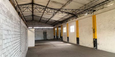 Se alquila bodega en  segundo piso el centro de la ciudad  de Cali,  Barrio el Porvenir; con una extensión de 550 metros cuadrados que  brindarán un espacio amplio y versátil para sus proyectos. Con una ubicación estratégica y de fácil acceso, este inmueble se convierte en la opción ideal para su empresa o  negocio. Sus instalaciones en un segundo piso con ascensor de carga le ofrecen la oportunidad de potenciar su actividad industrial, comercial o de Logística de manera eficiente. No pierdas la oportunidad de hacer de este lugar el escenario perfecto para alcanzar sus metas empresariales. ¡Contáctanos y descubre todas las posibilidades que tiene esta bodega !