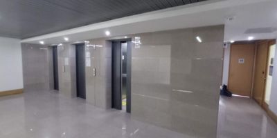 En el mejor sector del norte de Cali encontramos a la venta estas elegantes oficinas, 3 oficinas continuas con un metraje de 211.59 m2 disponen de 5 parqueaderos propios y el aprovechamiento de una terraza muy amplia y con una gran vista del sector. Acondicionada con divisiones, baños y cocineta para darle a sus usuarios un lugar cómodo para trabajar.
El edificio consta de Recepción con filtro de ingreso, seguridad privada, 3 ascensores para el público y uno interno, escaleras de emergencia, circuito cerrado de televisión, Cada piso tiene Baños independientes para hombres y para mujeres, cocineta, baño para Gerencia y sala de Juntas, en total hay 9 salas de Juntas con capacidad para 12 personas se encuentran dotadas de videobeam, conexión WiFi, tablero acrílico y algunos tienen televisor, un auditorio con capacidad para 5 personas equipado con pantalla gigante videobeam, tablero.
Para el acceso en vehículo encuentras una bahía de desembarque.