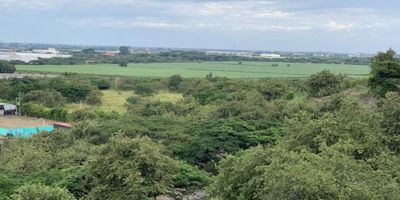 Parcelaciòn Campestre Laguna Seca se encuentra ubicada sobre la antigua vía a Yumbo, a 5 minutos del norte de Cali, después de la entrada a Dapa. Lote Campestre de 3.580M2  con espectacular vista al Valle, cuenta con: Portería privada blindada y personal de seguridad altamente calificado, vías pavimentadas e iluminadas, servicios de energía y acueducto con Emcali, gas natural con Gases de Occidente, banda ancha. Además de la exclusividad y el confort en Laguna Seca se disfruta del clima, de los vientos que provienen del pacifico, de la tranquilidad y la seguridad que usted siempre anheló para su hogar. La opción perfecta para quienes trabajan en el norte y quieren construir su casa campestre en un sector exclusivo y de alta valorización. Muchas familias ya están construyendo la casa de sus sueños!!