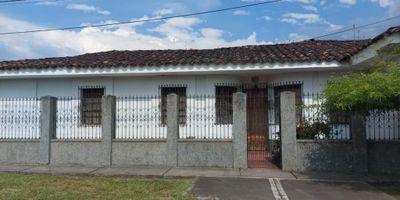 Amplia casa antigua en el corazón del Valle del Cauca, consta de antejardín, sala comedor muy amplia, 8 habitaciones, 4 baños, cocina , patio muy grande con horno de leña y arboles frutales, garaje cubierto.
Este inmueble es ideal para  acondicionarlo como Hostal u Hotel aprovechando la fuerza que tiene el turismo en el Valle del Cauca y la posición geográfica que tiene Ginebra y sus cercanías con: Buga (el Señor de los milagros), Lago Calima, Hacienda el Paraíso, Museo de la caña de azúcar, Nirvana, Paramo de las Hermosas y por supuesto el reconocido Festival del mono Núñez entre otros. 
Es una gran oportunidad no te la pierdas.