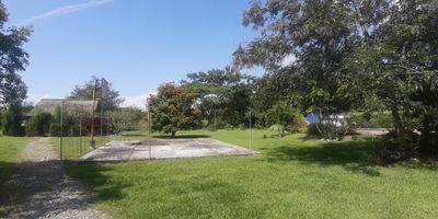 CASA CAMPESTRE EN VENTA GINEBRA VALLE
Propiedad dispuesta sobre un lote de 3.000 m2. Con frente sobre la vía principal que del Naranjal conduce a  Ginebra, a solo minutos del parque principal. Cuenta con 680 m2 de áreas construidas.  Distribuidas así: Casa principal con (4) habitaciones, la principal muy amplia con baño y vestier, las otras con closet, baño social, sala, comedor, sala de juegos y televisión, cocina abierta con barra. En el exterior encontramos habitación de huéspedes con baño y closet. Deposito herramientas, amplio parqueadero, Salón grande para eventos con mirador, Piscina equipada con baños, cerramiento perimetral en Swinglea, numerosas especies de árboles frutales, con hermosos jardines y arborización que dan frescura al lugar.
Su ubicación es exclusiva,  ya que se encuentra muy cerca de la cabecera municipal. con acceso pavimentado sobre sector turístico de la región. Contiguo a restaurantes, condominios campestres, disponibilidad de transporte entre otros.