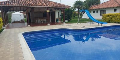 Vendo o Alquilo hermosa casa en la cuidad musical del Valle del Cauca ( Ginebra), ubicada dentro del único condominio dentro de Ginebra, rodeada de hermosos samanes que le dan frescura y un ambienta campestre, la casa se encuentra dentro de un lote de 980.94 m2 , con una construcción de 198.52 m2, consta de un recibidor, sala comedor amplia, baño social, 3 habitaciones la principal con baño y vestier, baño de alcobas, sala de TV, cocina integral, cuarto de servicio con baño, deposito, cuarto de ropas, patio con corredor para sala y comedor, arboles frutales, el condominio tiene un salón social, piscina, portería las 24 horas, parqueaderos de visitantes.
Ve a conocerla y disfruta un atardecer del Valle y te enamoraras.