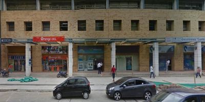 Local Comercial de 161m2 distribuidos así: CIEN M2 (Primer Piso) más Mezanine; se ubica sobre la Avenida Novena al Sur de Cali, la Mejor Vitrina Comercial, contigua al Centro Comercial Palmetto, 
Acceso directo a la Calle, Amplia Bahía de Parqueo. Alto Tráfico Vehicular.
PRIMER Piso: Zona Comercial, Exhibición / Show Room, Atención al Público (Concepto Abierto), Oficinas & Baños.
SEGUNDO Piso: Mezanine, Zona de Oficinas, Sala Reuniones, Baño.
El Local se encuentra alquilado actualmente a CRUZ VERDE con un contrato a largo Plazo.