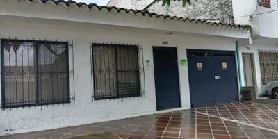 Espectacular casa ideal para inversión, ya sea para arrendamiento comercial o residencial. Ubicada en una zona privilegiada con fácil acceso a vías principales y cercana a centros comerciales, restaurantes y áreas residenciales. Además, cuenta con transporte público cercano para mayor comodidad.

La propiedad ofrece un antejardín, una recepción que puede funcionar como garaje y un baño en la recepción. Dispone de pasillos amplios, un patio interno y una zona de oficios. La cocina es funcional y el espacio flexible permite adaptaciones según las necesidades.

Actualmente, la casa cuenta con cuatro consultorios, dos oficinas, una sala de juntas, una sala auxiliar y cuatro baños auxiliares. Los espacios son versátiles y adaptables, ofreciendo múltiples posibilidades de uso.

Una excelente oportunidad para establecer un negocio o como vivienda en una ubicación estratégica.