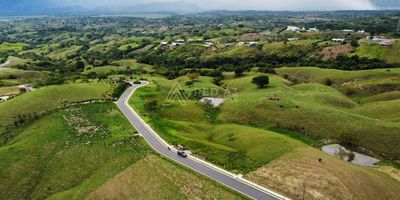 Lote en exclusivo condominio con una vista panorámica al atardecer y la cordillera occidental, en Cerritos vía Pereira - Cartago cerca al peaje.
Disfruta lo mejor del Eje Cafetero Colombiano, el canto de las aves de la región, la seguridad, tranquilidad y viviendo a solo 20 minutos de la ciudad de Pereira y 5 minutos de Cartago. Encantadora zona campestre con cercanía a restaurantes, supermercado y variedad de comercio.

El lote en venta tienen un área ondulada de 11.423 m², infraestructura de todos los servicios públicos, ya tiene contador de agua, red eléctrica subterránea condominio con seguridad privada 24 horas, áreas comunes pavimentadas y zonas sociales en construcción.
Aprovecha esta oportunidad de inversión. Contáctanos para mayor información.