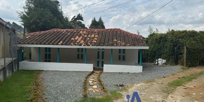 Te presentamos esta hermosa casa-finca ubicada en el privilegiado barrio Rionegro. Ubicada en uno de los sectores más tranquilos y verdes del municipio, esta propiedad de 140m2 te ofrece todo lo que necesitas para desconectarte de la rutina y recargar energías. Sus amplios y luminosos espacios interiores están distribuidos de manera funcional. Cuenta con 5 amplias alcobas listas para albergar a toda la familia, 2 cómodos baños, para establecer tu negocio. Su amplia y acogedora sala-comedor es el lugar ideal para reunirte con tus seres queridos. Desde allí podrás admirar el hermoso jardín lleno de vegetación que rodea toda la propiedad a través de sus grandes ventanales. Su cocina integral y moderna está totalmente equipada y tiene todo lo necesario para que disfrutes de tus momentos culinarios. Además, el parqueadero te permite guardar tu vehículo de manera segura.Disfruta de un oasis de tranquilidad lejos del ruido de la ciudad. Esta encantadora casa-finca es el refugio ideal para des