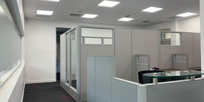 Oficina AMOBLADO en arriendo en edificio empresaria cuenta con fácil acceso desde la av el poblado. Gran variedad de servicios complementarios, vía principal cerca con fácil acceso a transporte publico. Piso en tapete, 3 espacios, cocineta, cableado de red, techo cielo raso, aire acondicionado central y parqueadero cubierto. Edificio con vigilancia 24 horas, baños comunales, auditorio, planta electrica, citofonia y circuito cerrado de tv. *Inmuebles sujetos a verificación de disponibilidad.*