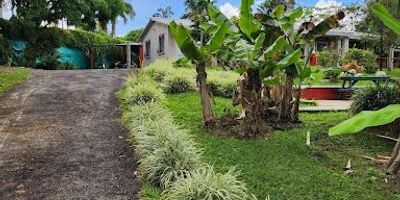 Casa en Venta en Cerritos - Pereira. Cuenta con un área de 300m2 construidos y 1950m2 área privada, 4 habitaciones, 3 baños, parqueaderos cubiertos 1, parqueaderos descubiertos 2, Cocina Integral, Sala y Comedor Independientes, Gas Domiciliario, Calentador a Gas, Zona de Ropas, Terraza, Patio, Estudio, Jacuzzi, Conjunto Cerrado, Vigilancia, Parqueadero Visitantes, Piscina, Canchas, Jardines, Zona Húmeda, Zona BBQ y Antejardín