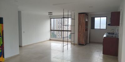 Oficina en arriendo en edificio empresarial cerca a centros comerciales. Facil acceso desde la principal, rutas de transporte publico, sector altamente comercial. Piso en baldosa, 4 espacios, baños, cocineta, cableado de red, techo cielo razo, aire acondicionado central, y parqueadero cubierto. Edificio mixto con ascensor, vigilancia 24 horas, citofonia, baños comunales y circuito cerrado de tv. *Inmuebles sujetos a verificación de disponibilidad.*