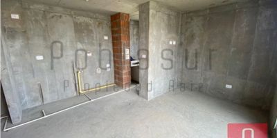 Oportunidad única de inversión en la hermosa zona de Rionegro, sector Fontibón. Este inmueble en obra gris está disponible a un precio increíblemente competitivo, ¡10 millones por debajo del precio de la constructora!

* apartamento en obra gris 

* ⁠espacio para 3 alcobas posibilidad de pasar a 2 con espacio para closets

* ⁠sala comedor 

* ⁠espacio para 2 baños 

* ⁠espacio cocina con acometida gas 

* ⁠espacio zona ropas 

* ⁠balcón terminado 

* ⁠1 parqueadero cubierto 

* ⁠Área 57 M2 

 

 

La unidad cuenta con piscina, ⁠gimnasio totalmente dotado, coworking, ⁠salón de juegos, ⁠parque infantil, zona pet, cancha multifuncional, salón social, zonas verdes.

Ubicación Privilegiada: Situado en una zona tranquila rodeada de zona verde y de fácil acceso. Este inmueble cuenta con 57 M2 distribuidos de manera inteligente, lo que permite una gran flexibilidad para personalizar el espacio según tus necesidades. La propiedad está en obra gris, lo que significa que tienes la libertad de diseñarla a tu gusto. ¡Imagina crear el hogar de tus sueños desde cero!

Dada la ubicación y las características del inmueble, la inversión promete una alta plusvalía a medida que la zona sigue desarrollándose.

Lo mejor de todo es el precio: ¡estamos ofreciendo este inmueble 30 millones por debajo del precio de la constructora! Esto no solo es una gran oportunidad para adquirir una propiedad, sino también una excelente opción para quienes buscan un proyecto de inversión. Último apto vendido por constructora fue 350.000.000 millones 

 
