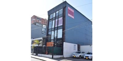 Area 610 mts, arriendo edificio de oficinas, cuatro pisos, el inmueble está amoblado, espacio para 40 puestos de trabajo y una terraza, cuatro baños, cuenta con planta eléctrica, 12 parqueaderos,  apts - c- dos 
