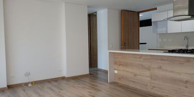 Apartamento en arriendo en unidad cerrada sector campestre, tranquilo, poco flujo vehicular. Piso en madera laminada, sala comedor, 2 alcobas con baño en la principal, cocina integral abierta tipo americano, balcon y parqueadero independiente cubierto Conjunto cerrado con ascensor, gym, salon social, sauna, turco, parques infantiles, zonas verdes, vigilancia 24 hrs, citofonia y circuito cerrado de tv. *Inmuebles sujetos a verificación de disponibilidad.*