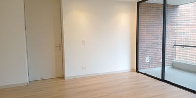 Apartamento para arriendo en unidad cerrada. Ubicacion de gran desarrollo urbanistico, con acceso desde via principal, con conexion a rutas de trasporte publico y servicios complementarios. Cuenta con piso en madera laminada, acabados modernos, area social con sala comedor y cocina integral abierta tipo americano. Tiene 3 alcobas, baño y vestier en la principal ademas de baño social. Cuenta con balcon de vista externa; parqueadero lineal cubierto. Unidad con ascensor y zonas sociales que incluyen piscina, gimnasio, salon social, turco, parques infantiles, zonas verdes; ademas vigilancia privada, porteria 24 horas y circuito cerrado de tv. *Inmuebles sujetos a verificación de disponibilidad.*
